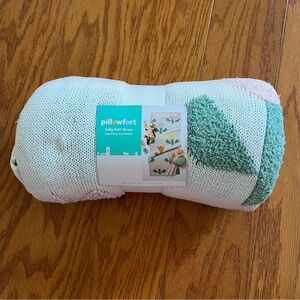 Pillowfort Knit Throw Blanket tulip design brand new nwt 48” x 58”